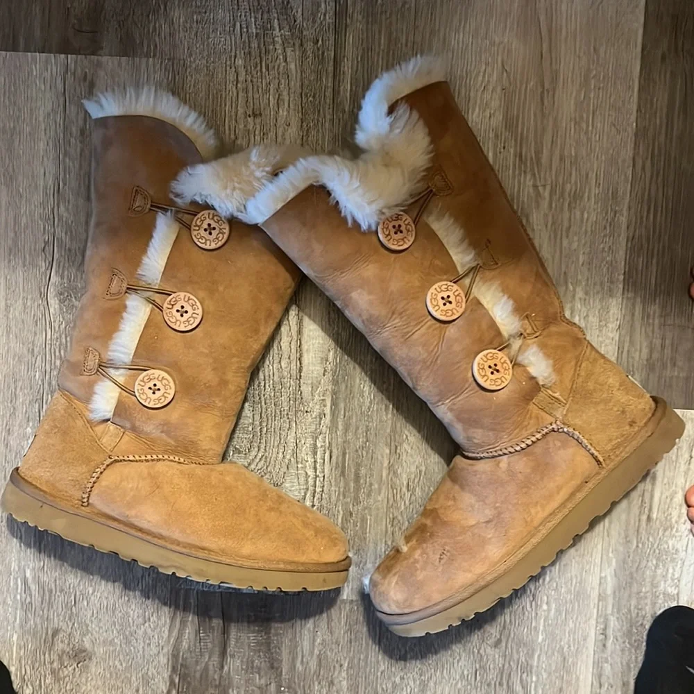 Clean uggs with buttons - Picture 5 of 7
